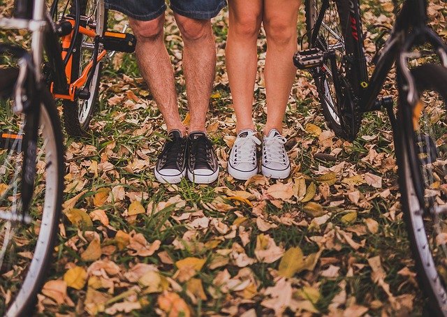 muž a žena na kolech